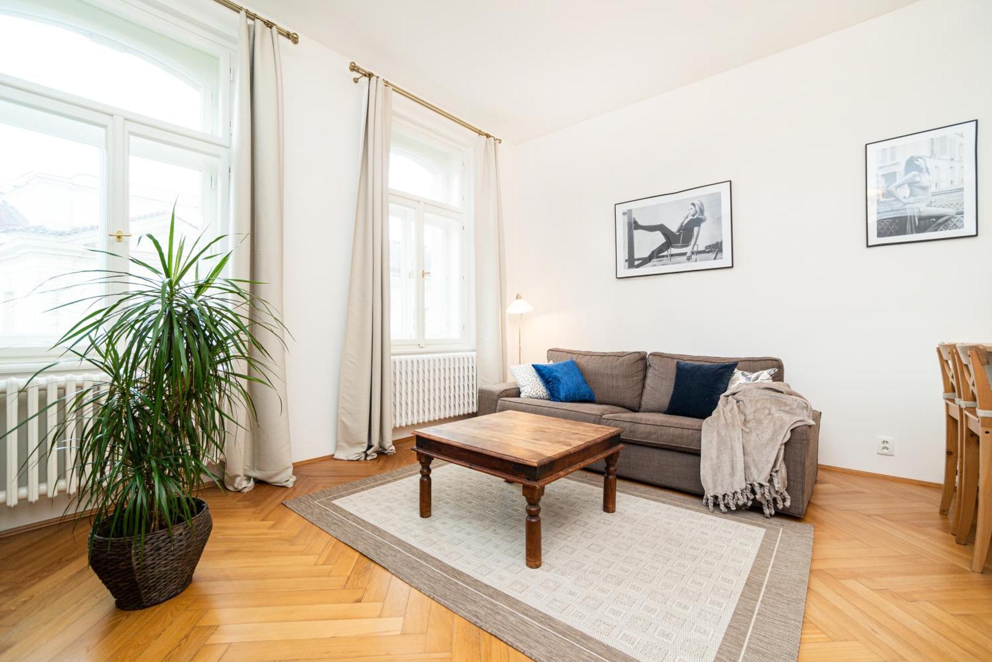 Quiet In The Old Town Apartment